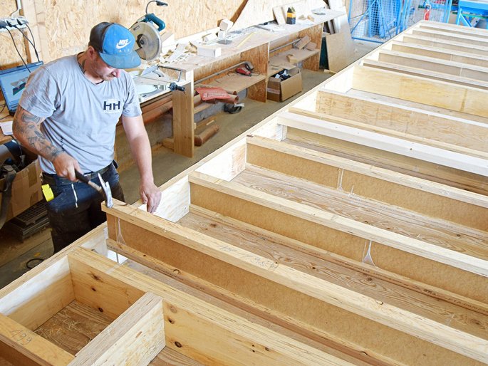 Arbeit an einer vorgefertigten Holzkonstruktion